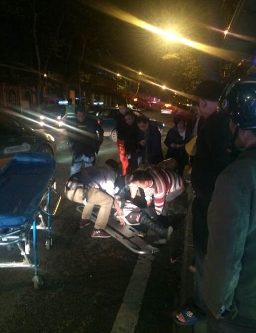 受伤女子被抬上救护车。图据网络