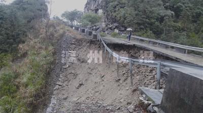 永嘉沙头镇淡下线岭窟路段公路塌方