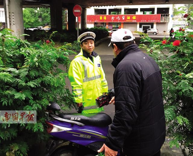 协警躲树丛拍违法车辆