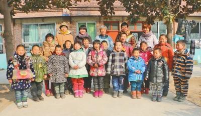 李玉梅7年收养16孩子