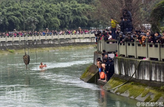 市民打捞坠河出租