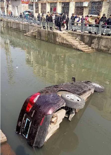 瑞安女司机倒车坠河