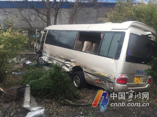 3.8节在杭甬高速发生客车翻车事故2人受伤