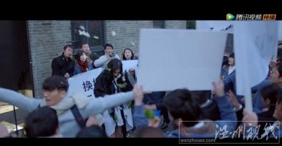 张馨予被扔鸡蛋