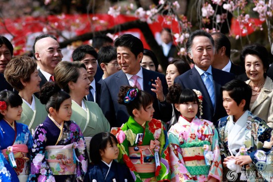 安倍与美少女合影