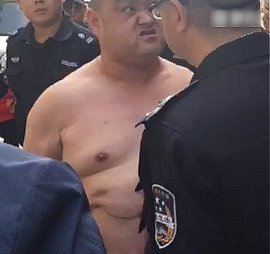 郑州城管被光头男指着鼻子骂