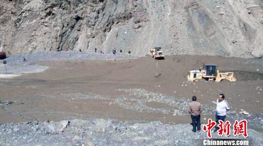 新疆独库公路发生特大泥石流道路被埋 抢通需十天时间