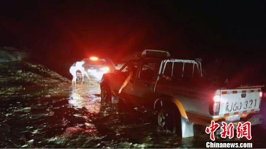 新疆独库公路发生特大泥石流道路被埋 抢通需十天时间