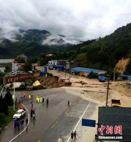 尼伯特台风灾情 福建5人失踪损失近8亿元台湾死3人损失1亿
