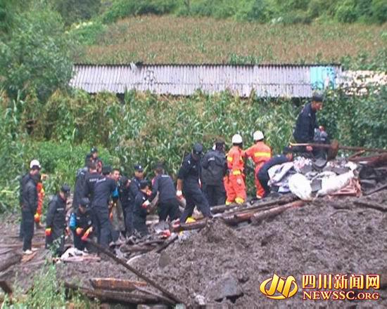 四川九龙县发生山体滑坡 致2人受伤2人失踪