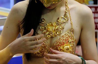 美女穿20万黄金衣 沈阳国际珠宝展上的美人鱼