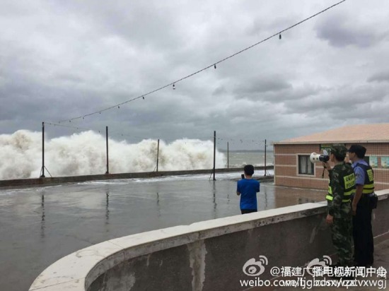 福建台风尼伯特登陆前沿海大风和大浪