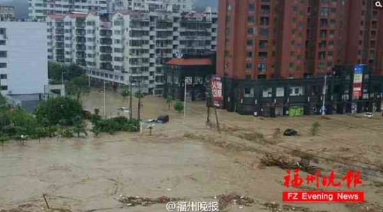 台风尼伯特带来暴雨