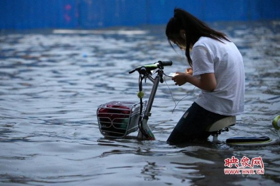 戴浴帽直播暴雨