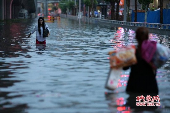 戴浴帽直播暴雨