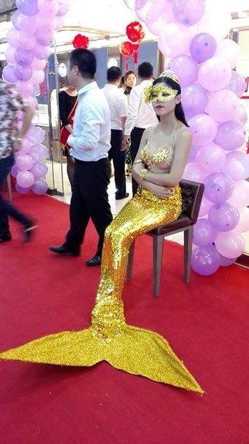 美女穿20万黄金衣