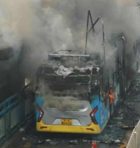 北京公交起火被毁