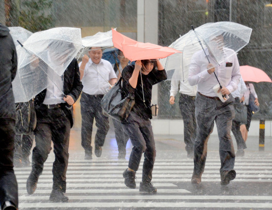 台风马勒卡登陆日本 暴雨大风造成2失踪36伤