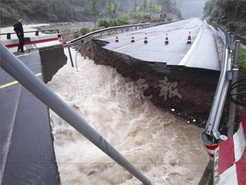 温州台风鲇鱼带来暴雨造成240条公路中断