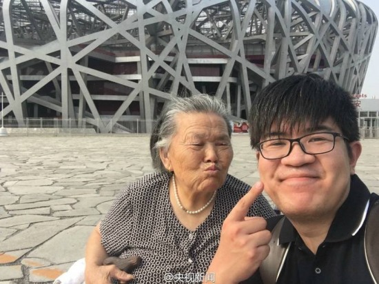 轮椅带奶奶游北京