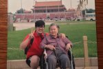 轮椅带奶奶游北京 90后