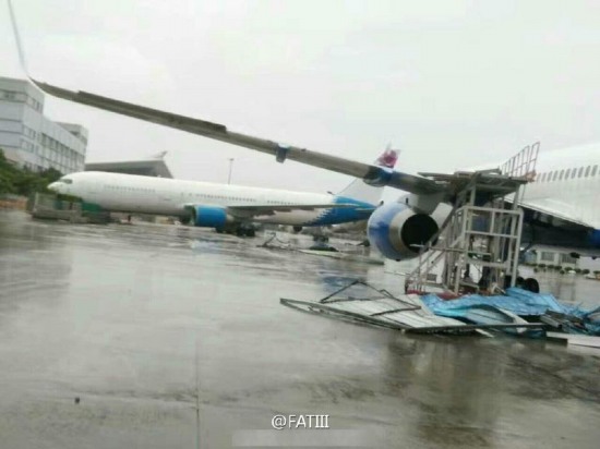 厦门机场飞机被台风吹跑