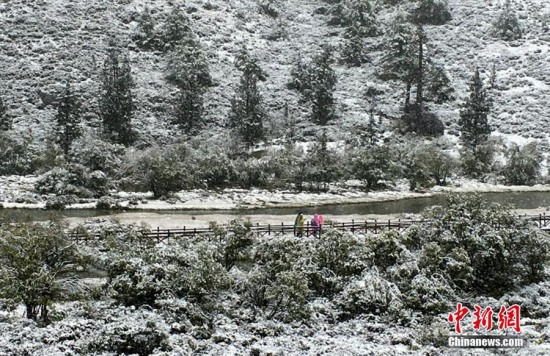 稻城亚丁九月天气下雪