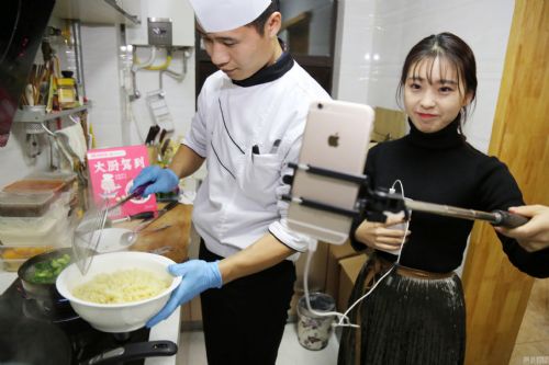 花万元请网红做饭