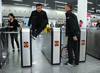 近两年来，上海地铁逃票5万人。