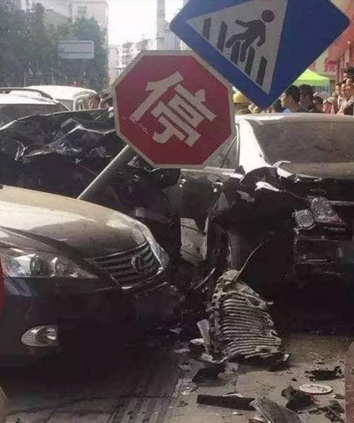 东莞车祸 奔驰连撞4车致1死2伤