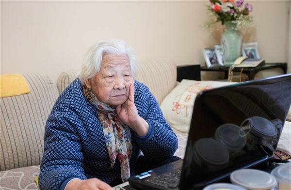 93岁奶奶玩网游
