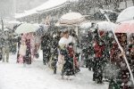 日本暴雪积雪2米 冻死小