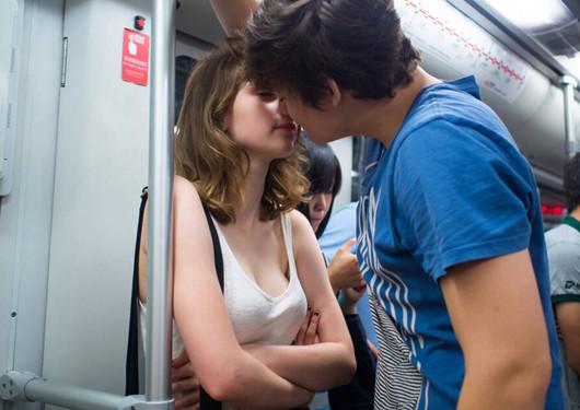 地铁亲吻摸胸被斥