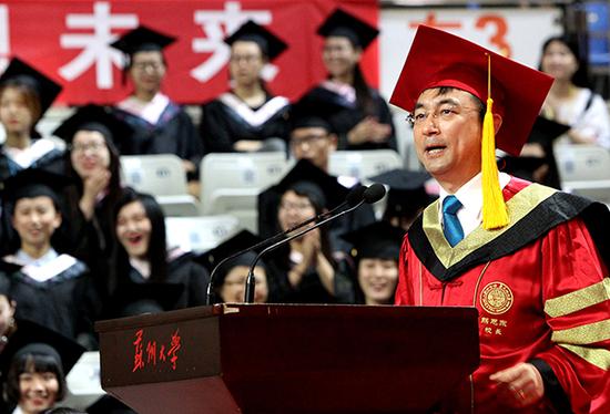 校长熊思东在学位授予仪式上为毕业生们临别赠言。