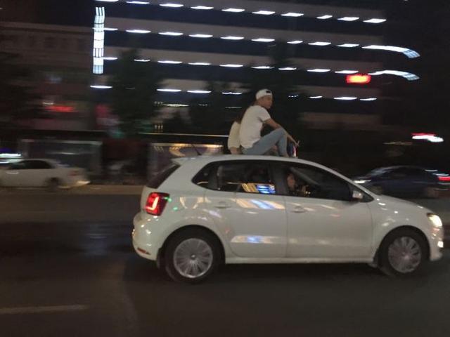 坐车顶兜风遭罚