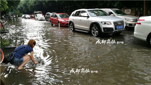 成都美女光脚清理下水道垃圾 获网友点赞