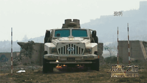 中国防雷车遭炸翻 车内士兵安全