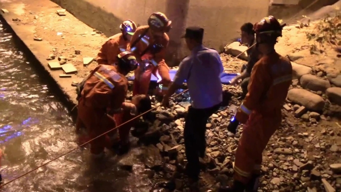 跳河轻生浮在河上获救