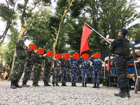 日本民众扮解放军