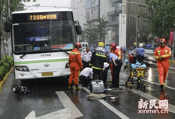 上海公交撞倒路人造成2死1伤