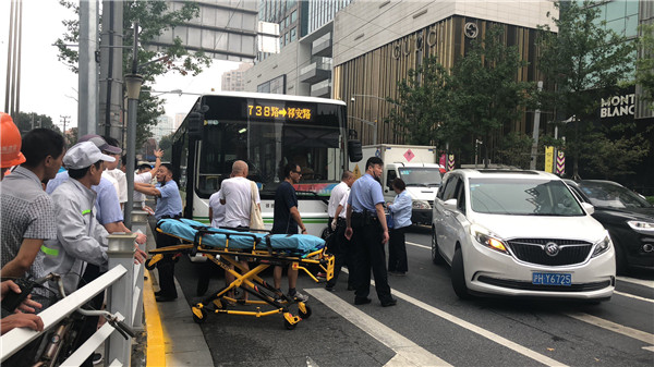上海公交撞倒路人造成2死1伤