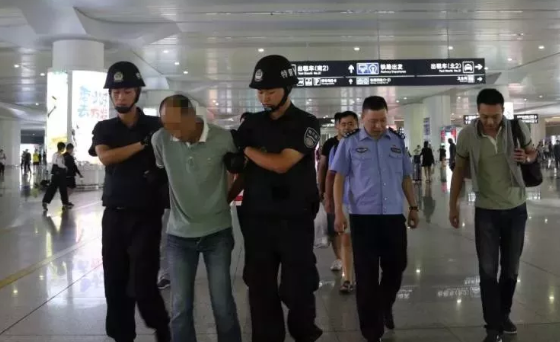 逃犯因一颗痣落网