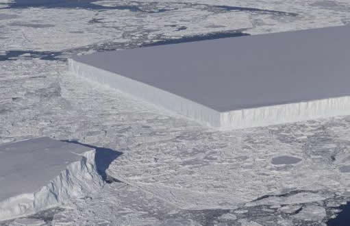 南极惊现桌状冰山