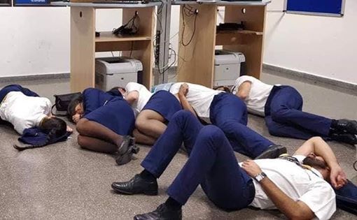 空姐集体睡地板 空姐睡地板被开除