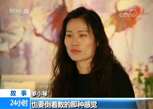 女儿扮爸爸为妈披婚纱