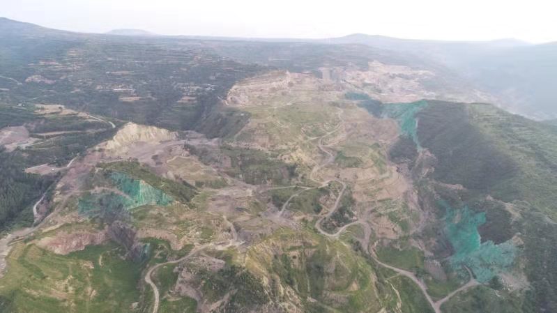 三门峡矿企将裸露山体喷绿 相关公司称颜料为固沙剂