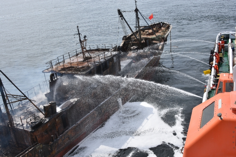 山东威海渔船失火