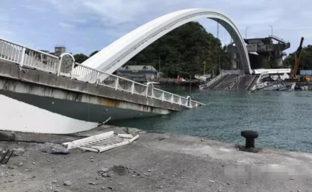 台湾大桥崩塌现场