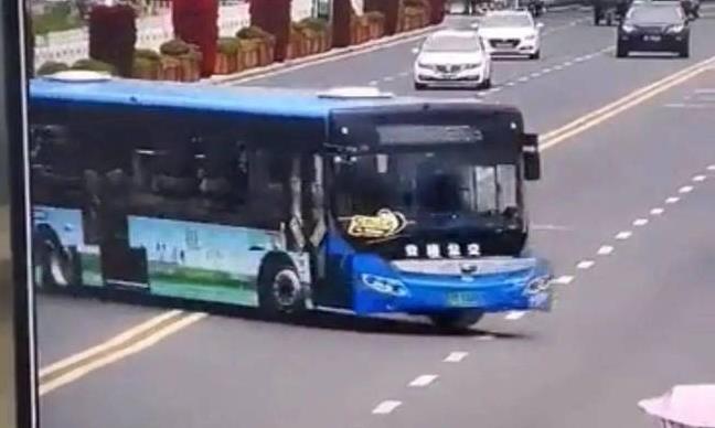 贵州坠湖公交司机曾发唱歌视频