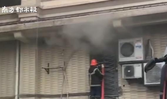 消防员通过一个窗户进行灭火